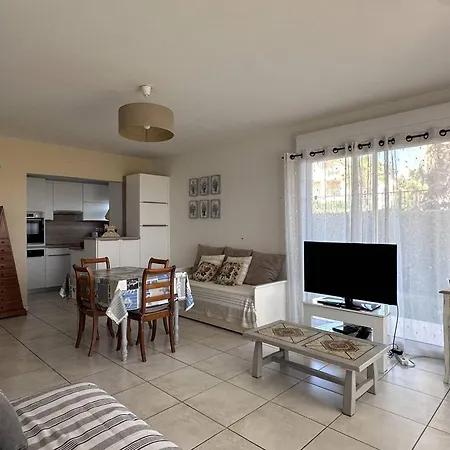 T2 Avec Jardin Privatif Et Piscine, A 130m De La - - Fr-1-768-41 Les Issambres