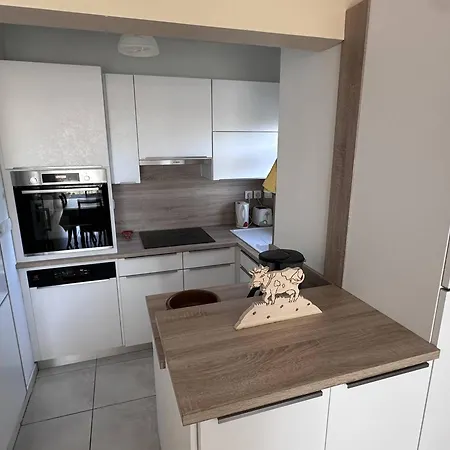 Appartement T2 Avec Jardin Privatif Et Piscine, A 130m De La - - Fr-1-768-41 *
